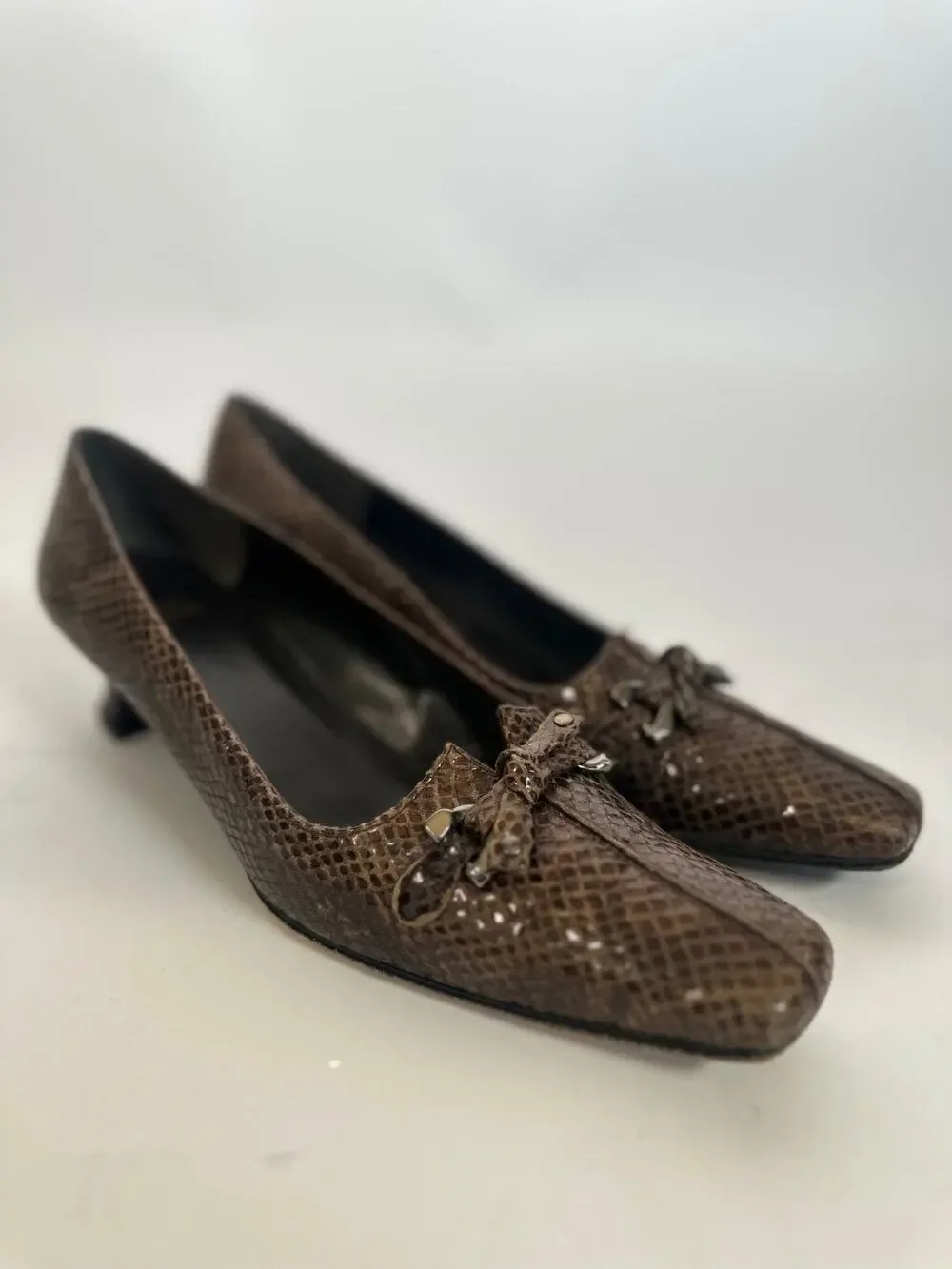Stuart Weitzman Brown Snakeskin Embossed Kitten Heel Pumps Size 8.5N Leather Bow